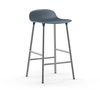 Image de NORMANN COPENHAGEN tabouret FORM BARSTOOL H 65 cm avec piètement en chrome (Bleu - Polipropilene e acciaio cromato)