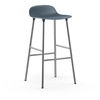 Image de NORMANN COPENHAGEN tabouret FORM BARSTOOL H 75 cm avec piètement en chrome (Bleu - Polipropilene e acciaio cromato)