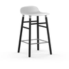 Image de NORMANN COPENHAGEN tabouret FORM BARSTOOL H 65 cm avec piètement en bois noir (Blanc - Polipropilene e legno nero)
