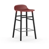 Image de NORMANN COPENHAGEN tabouret FORM BARSTOOL H 65 cm avec piètement en bois noir (Rouge - Polipropilene e legno nero)