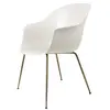 Image de GUBI chaise avec accoudoirs BAT DINING CHAIR avec la base laiton antique (Alabaster white - polypropylène et acier)