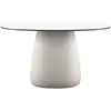 Image de QEEBOO table pour l'extérieur COBBLE avec le plateau en HPL 135 cm (Warm white black stratified - Polycarbonate recyclé et HPL)