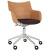 Image de KARTELL chaise avec accoudoirs à roulettes Q/WOOD tissu Aquaclean (Clair, coussin marron et base chromée - Bois plaqué, tissu et acier)