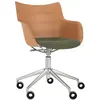 Image de KARTELL chaise avec accoudoirs à roulettes Q/WOOD tissu Aquaclean (Clair, coussin vert et piètement chromé - Bois plaqué, tissu et acier)