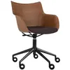 Image de KARTELL chaise avec accoudoirs à roulettes Q/WOOD tissu Aquaclean (Fonccoussin marron et base noir - Bois plaqué, tissu et acier)