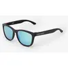 Image de Lunettes Hawkers One noires avec verres polarisés bleus.