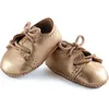 Image de Chaussures Pomea dorées pour poupée