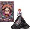 Image de Barbie Día de Muertos 2024 Poupée signature Barbie à collectionner en robe noire avec haut bleu à volants, imprimé brodé et