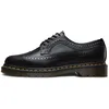 Image de Dr. Martens 3989 Brogue en Cuir Lisse Noir Coutures Jaunes Baskets Unisexe 22210001 42