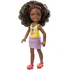 Image de Barbie Famille mini-poupée  Chelsea fille aux cheveux bruns bouclés et haut motif ananas, jouet pour enfant, FXG76