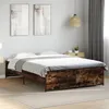 Image de vidaXL Bedframe bewerkt hout metaal gerookt eikenkleurig 135x190 cm3279904