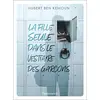 Image de La fille seule dans le vestiaire des garçons en occasion ou reconditionné