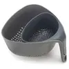 Image de Set de 2 passoires Nest  gris Joseph Joseph, design empilable, ergonomiques.