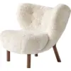 Image de Fauteuil en peau de mouton et pieds en noyer Little Petra VB1 - &tradition