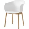 Image de Chaise blanche piétement en bois de chêne JH30 - &tradition