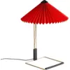 Image de Petite lampe de table rouge et laiton Matin - HAY