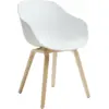 Image de Chaise avec accoudoirs en plastique recyclé blanc et pieds en chêne AAC 222 2.0 - HAY
