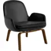 Image de Fauteuil bas avec pieds en noyer et assise en cuir noir Era - Normann Copenhagen