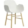 Image de Chaise avec accoudoirs en chêne naturel et pp blanc Form - Normann Copenhagen