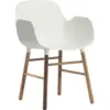 Image de Chaise avec accoudoirs en noyer naturel et pp blanc Form - Normann Copenhagen