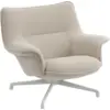 Image de Fauteuil en tissu beige et pied pivotant en acier gris Doze - Muuto