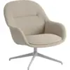 Image de Fauteuil avec accoudoirs en tissu gris beige et pied rotatif gris Fiber - Muuto
