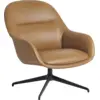 Image de Fauteuil avec accoudoirs en cuir cognac et pied rotatif noir Fiber - Muuto
