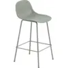 Image de Chaise de bar 65 cm vert gris piétement tubes Fiber - Muuto