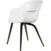 Image de Chaise blanche semi-mate en hêtre teinté noir Bat - Gubi