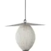 Image de Suspension de jardin blanc crème et base en métal noir 22 cm Satellite - Gubi