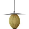 Image de Suspension de jardin moutarde doré et base en métal noir 22 cm Satellite - Gubi