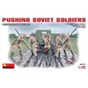 Image de Min35137 - Miniart 1:35 - Pushing Soviet Soldiers
