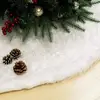 Image de Tapis DÃ©coratif en Fausse Fourrure Blanche pour NoÃ«l - 150 cm de Douceur et ÃlÃ©gance