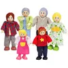 Image de PoupÃ©es en bois pour maison de poupÃ©e, famille de 6, hape