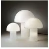 Image de Petite Lampe De Table Onfale Ã20 Cm En Verre Blanc