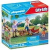 Image de City life grands-parents avec petit-fils