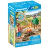 Image de Grand pere petite fille et feu de camp