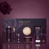 Image de Rose Noire Coffret maxi eau de parfum Rose Noire 30 ml + gel douche 250 ml + lait corps 200 ml + crème pour les mains 30 ml + gommage au sucre 250ml + fleur de bain