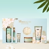Image de Monoi des iles Coffret Maxi eau de parfum 30 ml + lait corps 200 ml+ gel douche 250 ml + gommage 250 ml + crème mains 30 ml + fleur de bain