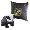 Image de Oreiller avec peluche Noble Collection Harry Potter House Mascot Hufflepuff 25 cm