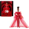 Image de Barbie Poupée Barbie Spécial 80ème Anniversaire de Mattel Poupée emblématique à collectionner dans une robe en tulle rouge pailletée avec pendants d’oreilles et gants transparents, brune, JBJ18 en occasion ou reconditionné