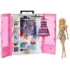Image de garde-robe ultime avec accessoires rose