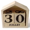 Image de Calendrier perpétuel en bois maisonnette - 7,3 x 8 x 3,4 cm
