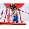 Image de Jeunes mariés: vol romantique en montgolfière en duo