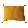 Image de - Coussin rectangulaire Panama avec 4 pompons en jute - 70 cm x 50 cm - Jaune moutarde - Panama