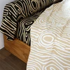 Image de Becquet Drap plat en flanelle sable à motif graphique effet bois écru - TOPO 180 x 290 cm