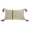 Image de Coussin en coton beige avec pompons rose 30x50cm