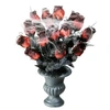 Image de Vase gothique avec roses rouges et toile