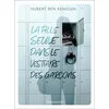 Image de La fille seule dans le vestiaire des garçons