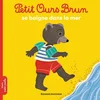 Image de Petit ours brun se baigne dans la mer